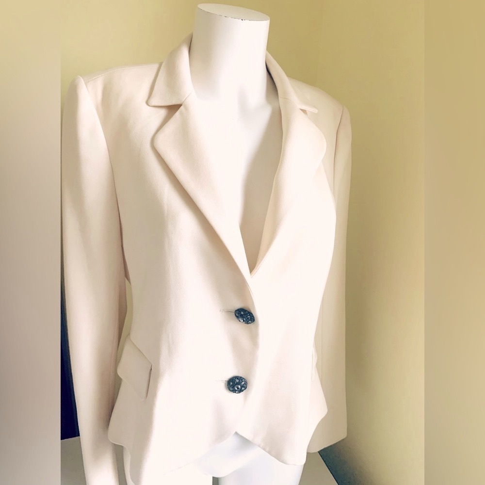 Elegant cream color blazer 95% fine wool ornamented black buttons Eu 42 US 10